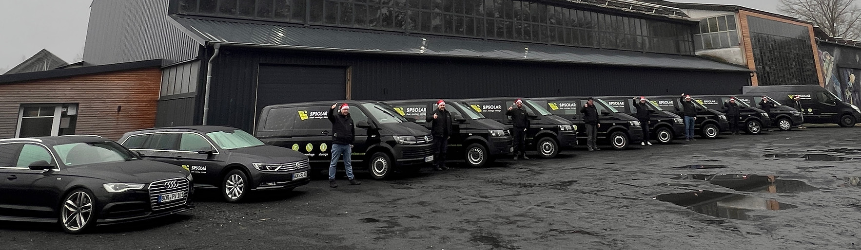 Team im Headerbereich der Über-uns-Seite